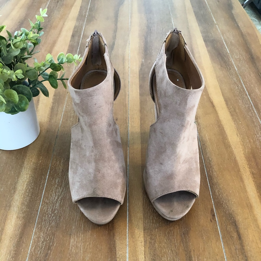 Suede Report Pumps